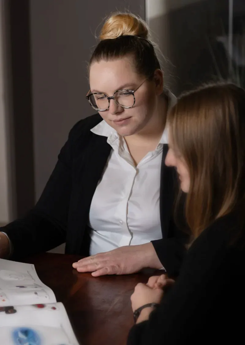 Persönliches Beratungsgespräch: zwei Personen sehen gemeinsam Unterlagen durch.